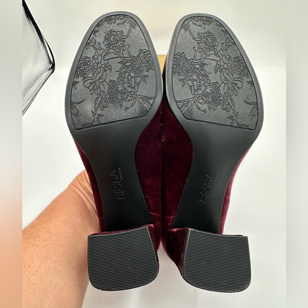 LIFE STRIDE Soft System Farrah Velvet Slip-On Pumps | Size 7.5 Wide - Picture 13 of 14
